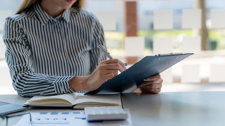 Frau füllt ein Dokument aus