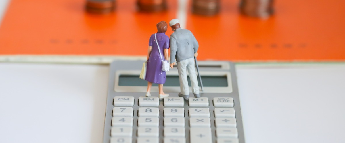 Miniatur Paar Frau und Mann auf Taschenrechner, verlinkt zu Blockbeitrag Altersvorsorge mit dem CleVesto Fondssparplan